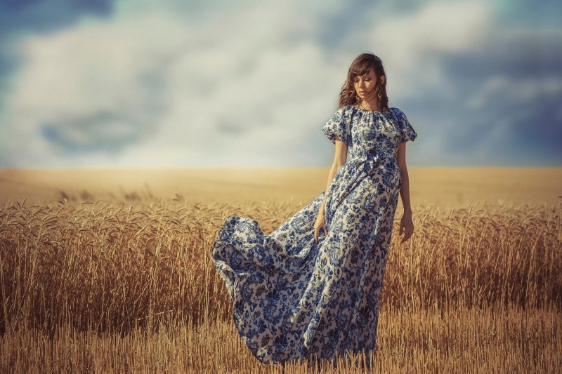 Девушка в платье на ветру
