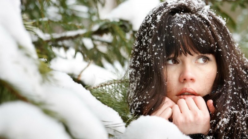Красивая девушка в снегу