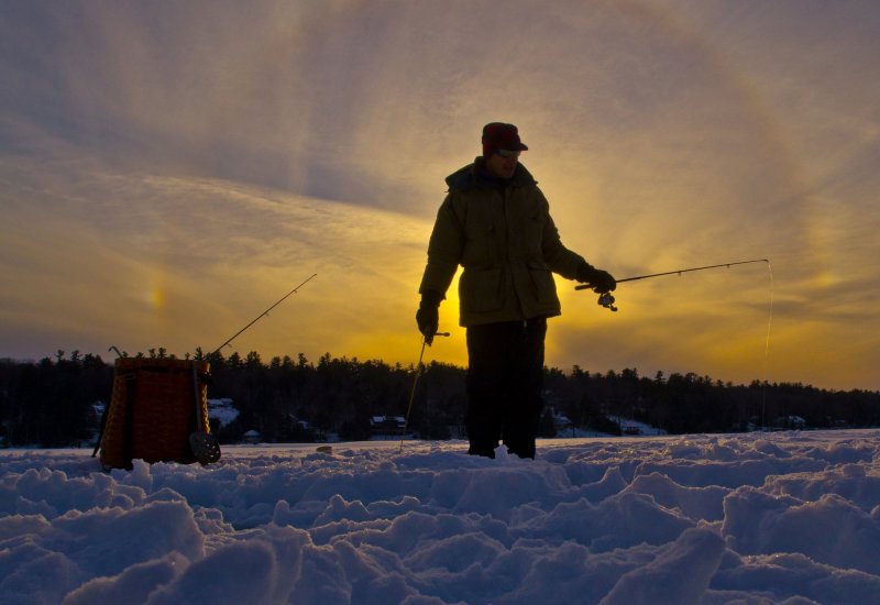 Рыбаки на рыбалке зимой