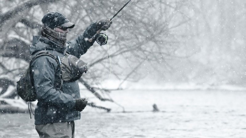 Рыбалка в снегопад зимой