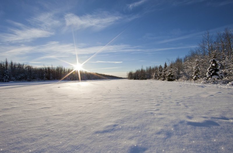 Снежное поле и солнце