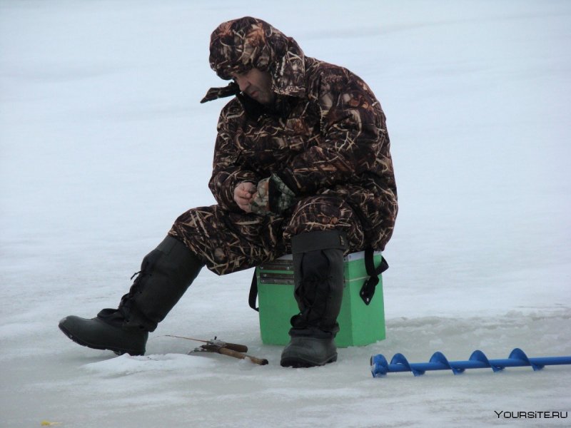 Мужик на рыбалке зимой