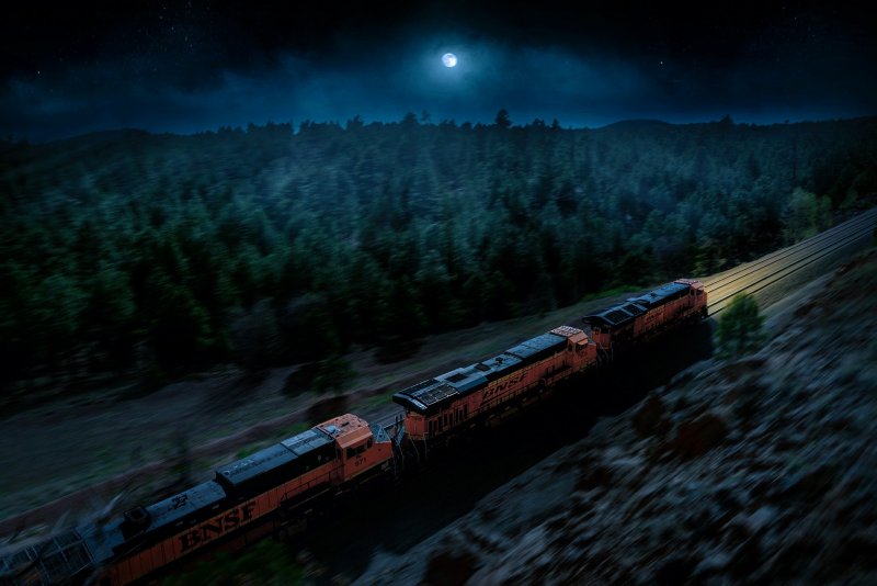 Приближающаяся поезд ночью