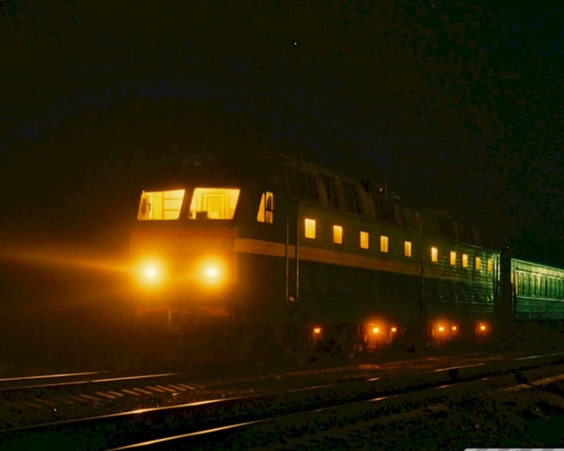 Поезд ночью зимой