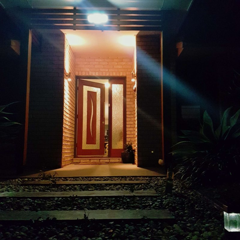 Дом с открытой дверью ночью