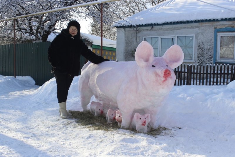 Фигуры из снега свинья