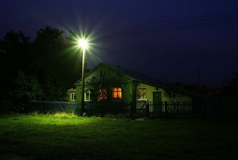 Деревенский домик ночью