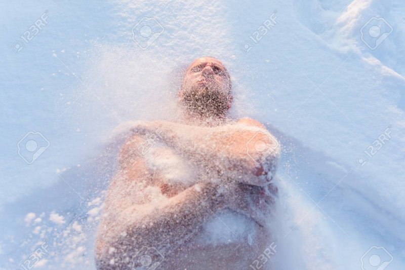 Мужчина плавания в снег
