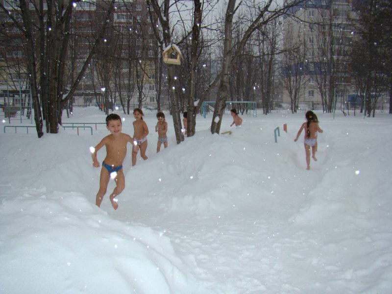 Купание в снегу дети