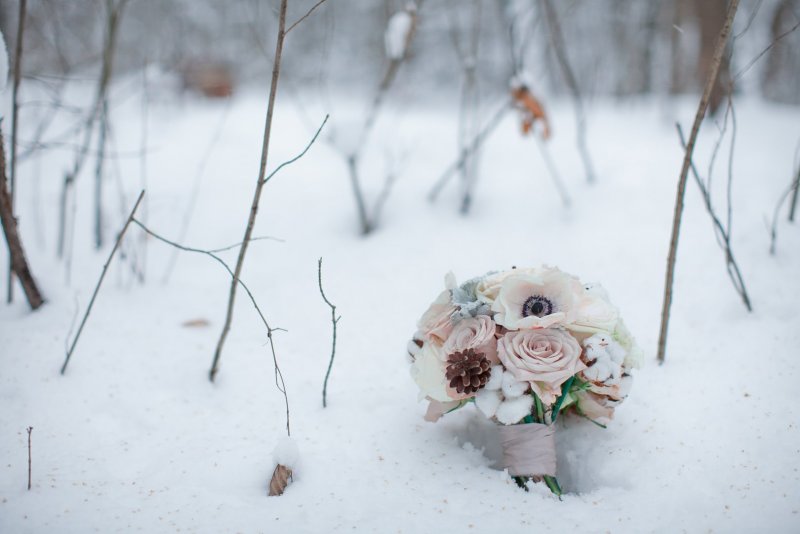 Зимний букет невесты на снегу
