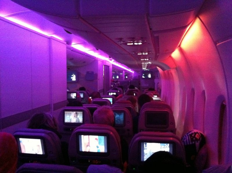 Фиолетовый салон самолета