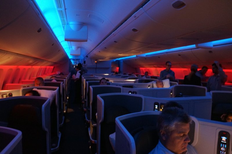 Самолет Боинг 777 салон ночью