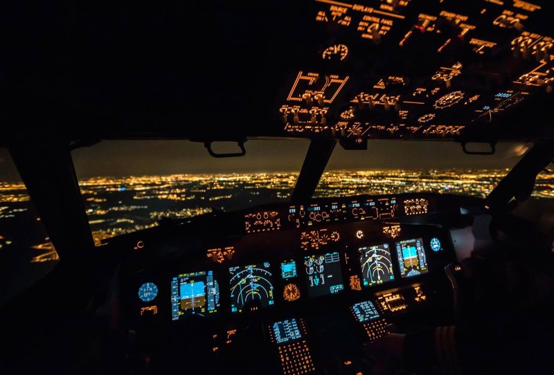 Вид из окна аэропорта ночью