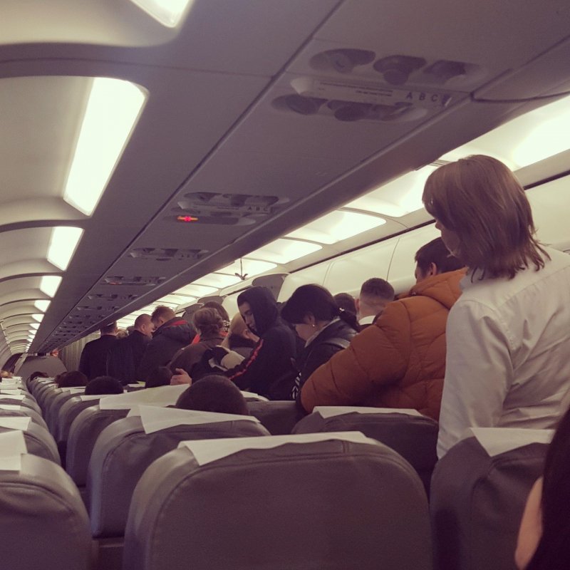 Пассажиры на борту самолета
