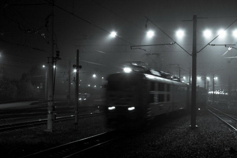 Железная дорога в темноте