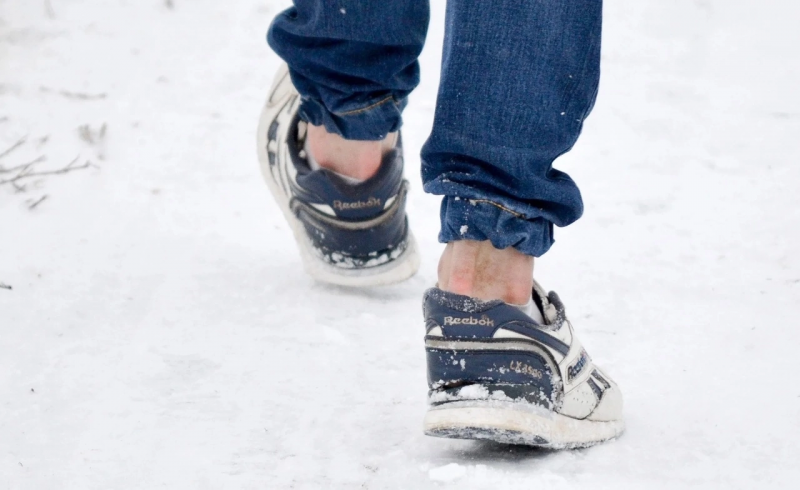 Ноги в ботинках на снегу