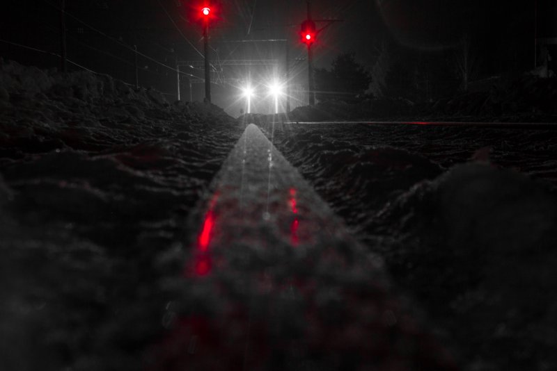 Железная дорога зимой ночью