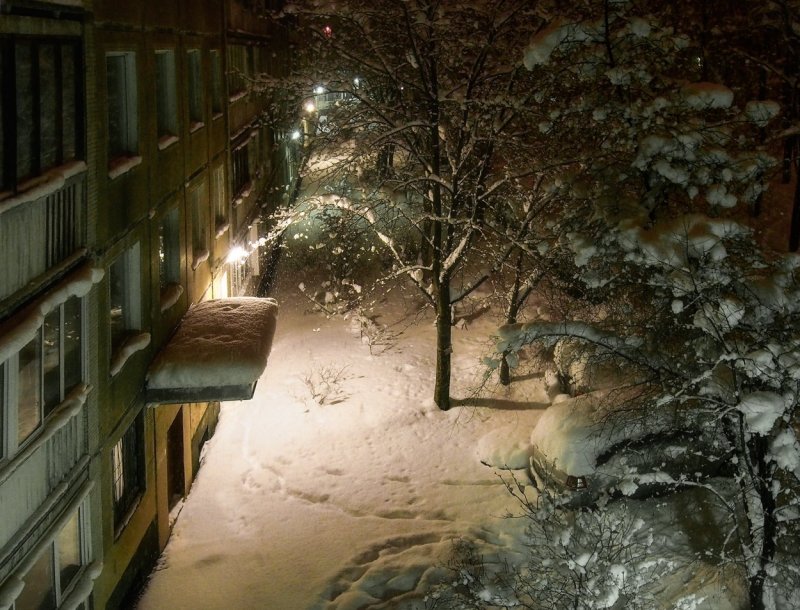 Зимний двор ночью