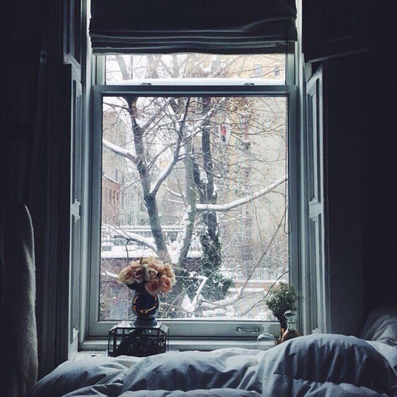 Зима человек у окна