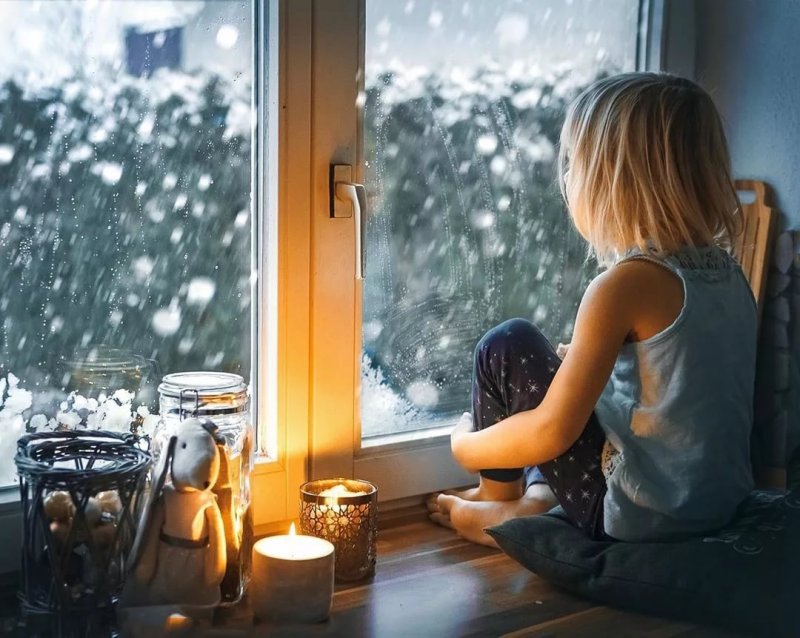 Девочка у окна зимой