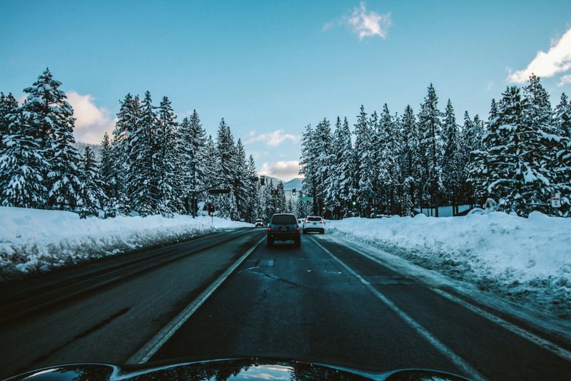 Зимняя дорога из машины