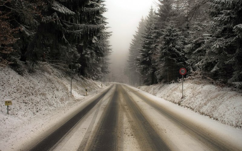 Снежная дорога на трассе