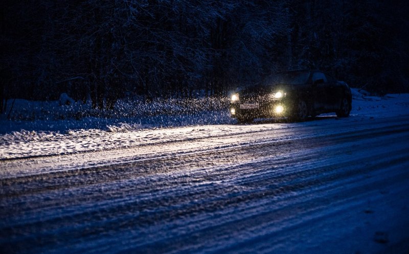Машина ночью на дороге зимой