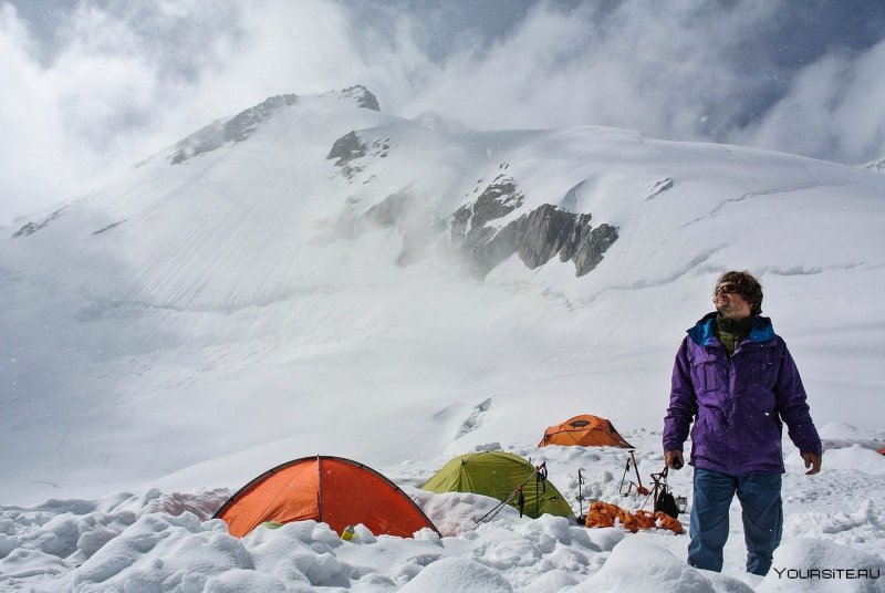 Палатки в снежных горах