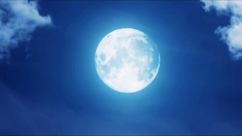 Луна на Светлом небе