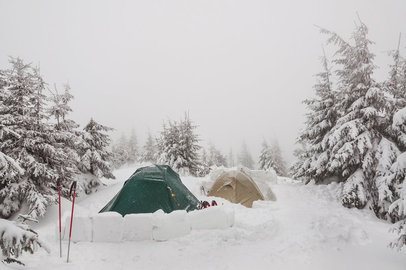 Снег над палаткой
