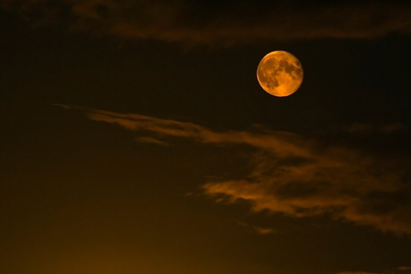 Вечернее небо с луной
