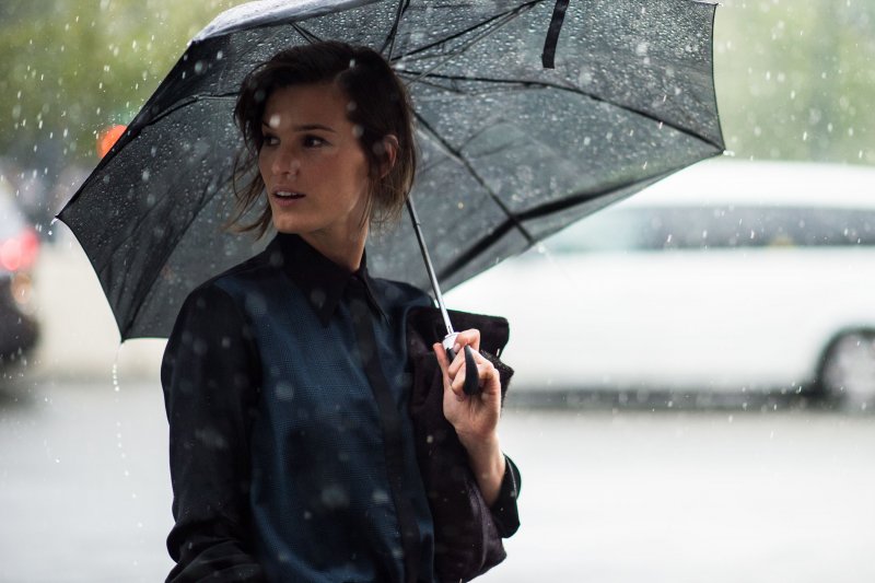 Женщина под зонтиком