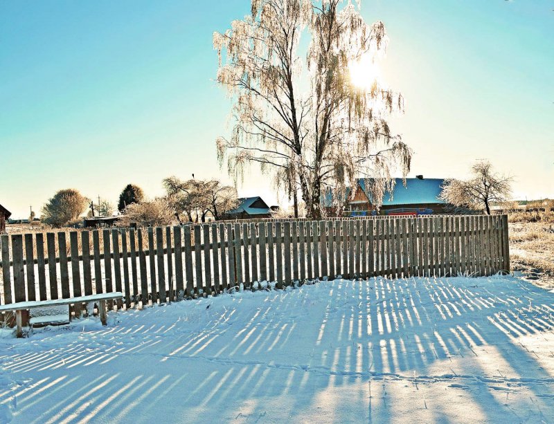 Зимний деревенский дом с забором