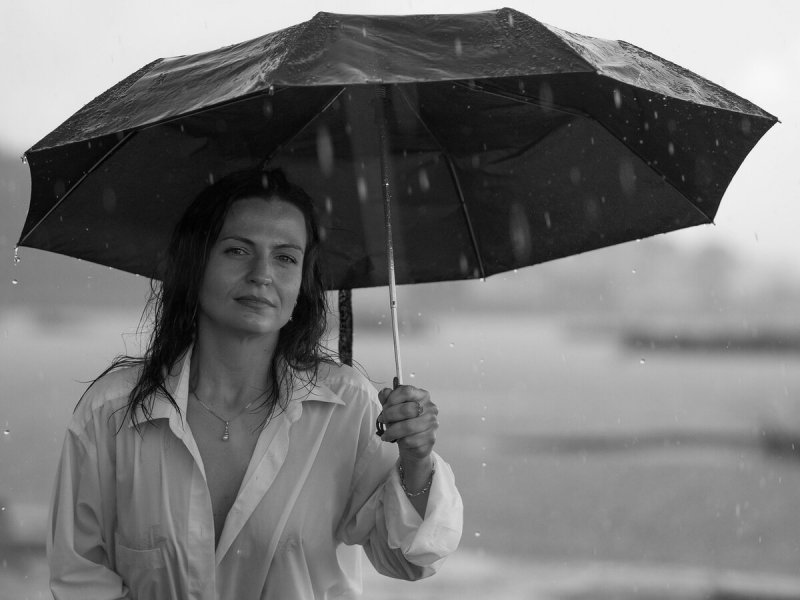 Женщина под зонтом