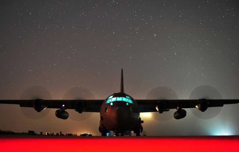 Самолет в ночном небе