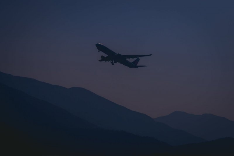 Самолет в небе ночью