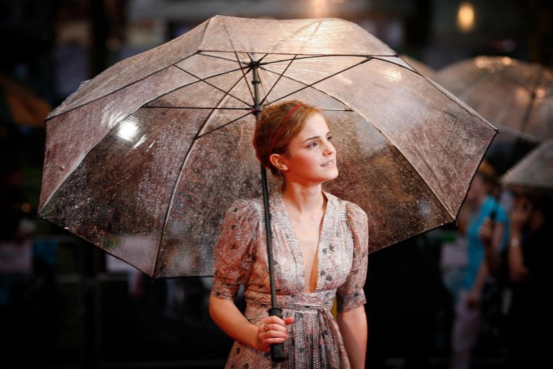 Эмма Уотсон с зонтом