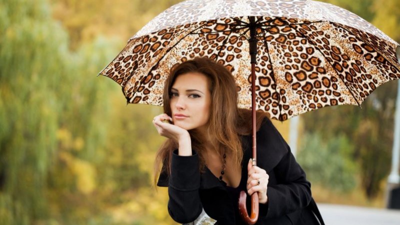 Девушка с зонтом сзади