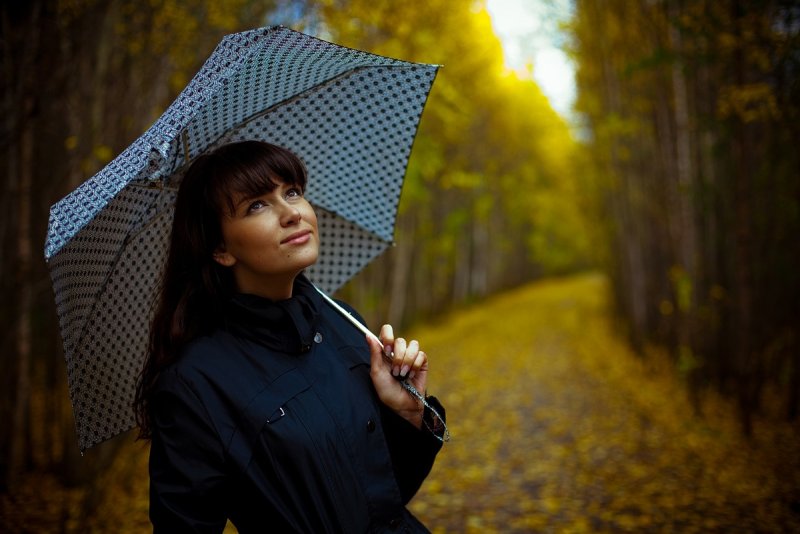 Девушка с зонтиком под дождем