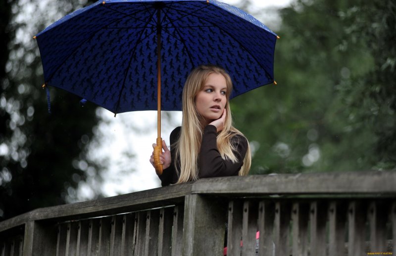 Девушка с зонтом летом