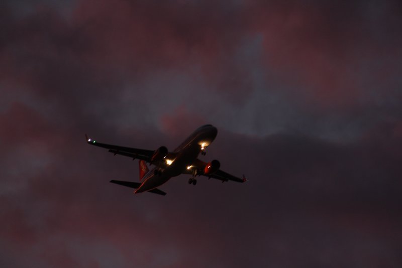 Огни самолета в ночном небе