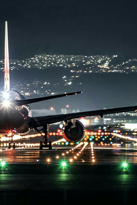 Боинг 777 в ночном аэропорту