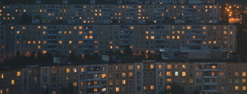 Российские многоэтажки ночью