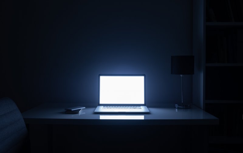 Компьютер в темноте