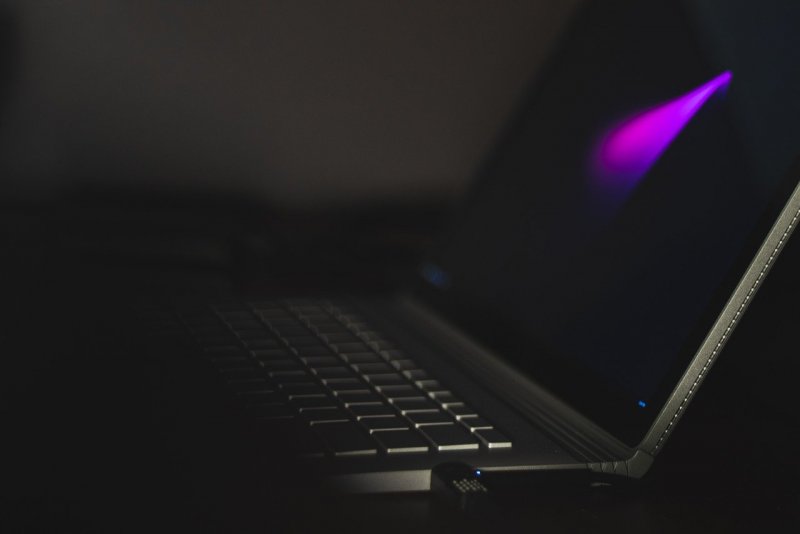 Ноутбук на темном фоне