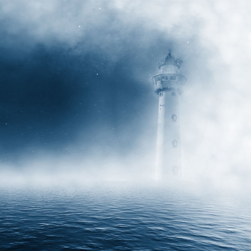 Восход на берегу моря в тумане