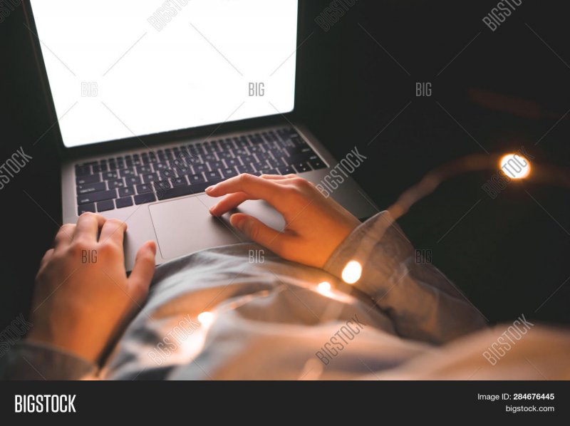 Девушка за компьютером ночью