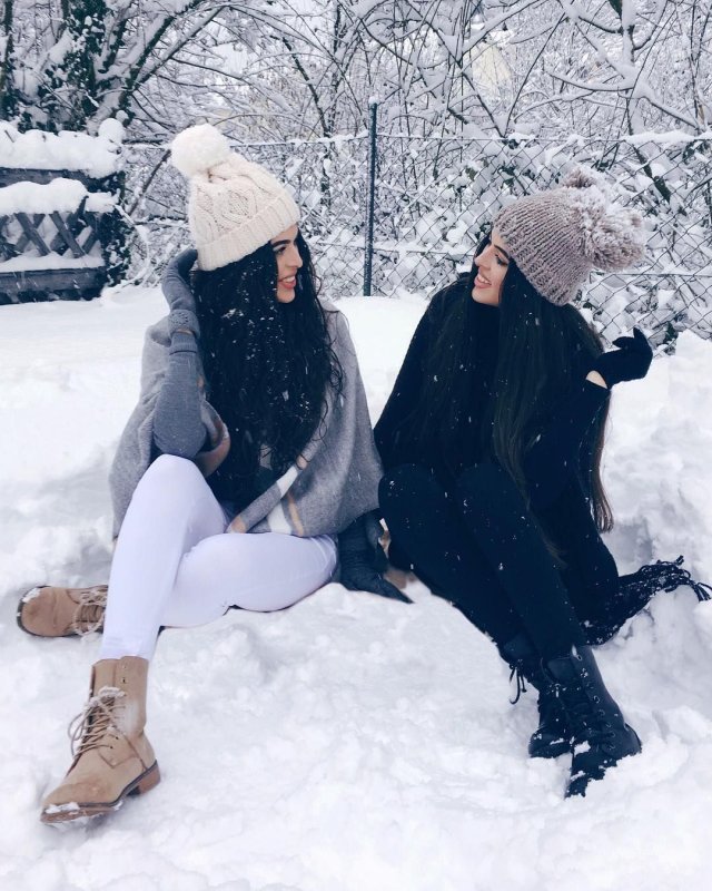 Две девушки зимой