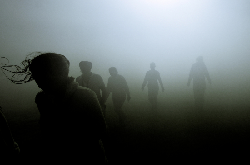 Толпа людей в тумане