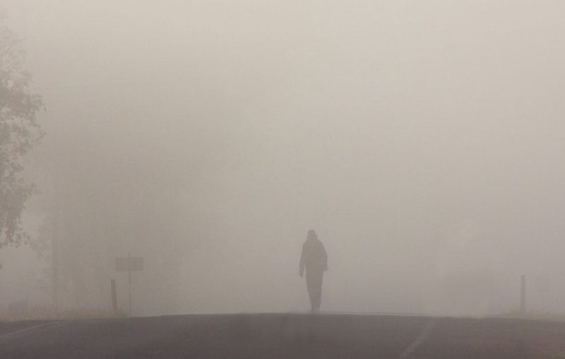 Женщина уходящая в туман